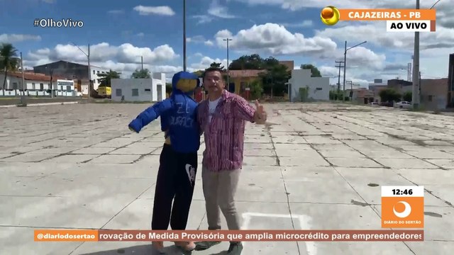 Sem nenhuma festa, ‘Zé Buraco’ dança forró com o ‘Secretário do Povo’ na praça do Xamegão em Cajazeiras