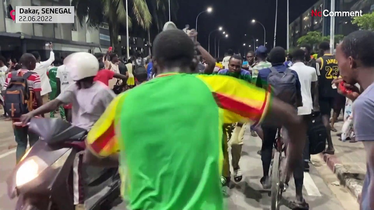 Hupen und Topfschlagen: Studierende protestieren gegen Präsident Macky Sall in Dakar