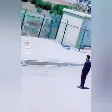 Suriyeliler polisin üstüne yürüdü