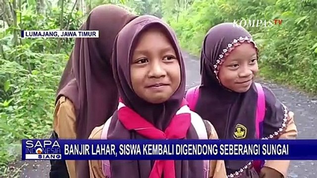 Jalan Darurat Rusak Diterjang Banjir Lahar, Siswa Harus Digendong Sebrangi Sungai Demi ke Sekolah