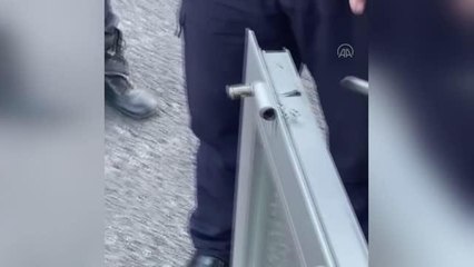 Son dakika haberi... Kuaför salonunun alüminyum kapısına giren yılanı itfaiye çıkardı