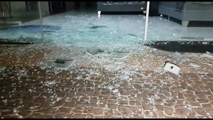 Vândalo arromba loja no Centro e na sequência vai até o comércio vizinho e espalha terra de vasos de plantas