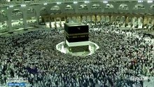 حشود المعتمرين والزائرين يشكلون مشهدًا روحانيًا فجر الجمعة