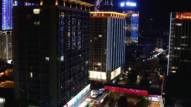 Se faisant gronder par les fans au point de pleurer, les hommes utilisent diverses manières pour rendre les ancres féminines heureuses