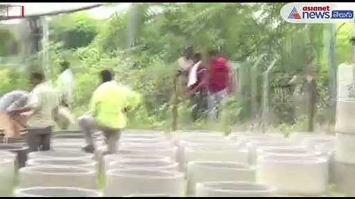 కేటీఆర్ సిరిసిల్ల పర్యటనలో ఉద్రిక్తత... సెల్ టవర్ ఎక్కి కాంగ్రెస్ నాయకుల నిరసన 