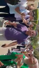 بممر شرفى ودرع .. طلاب يكرمون أستاذًا جامعيًا بكلية الاداب جامعة القاهرة