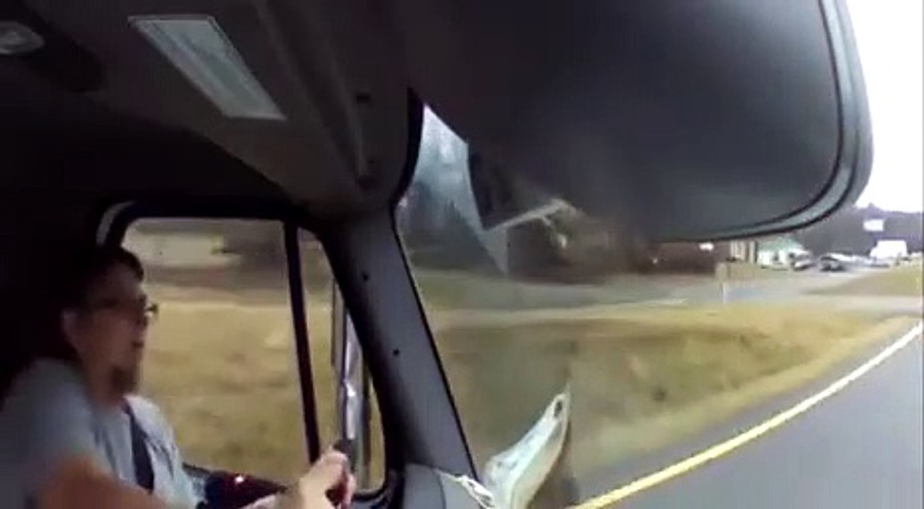 Un routier fait de la couture en conduisant et ça finit mal