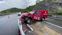 Son dakika haberi: ZONGULDAK - Trafik kazasından dönen arama kurtarma ekibi aracının bariyere çarpması sonucu 3 kişi yaralandı
