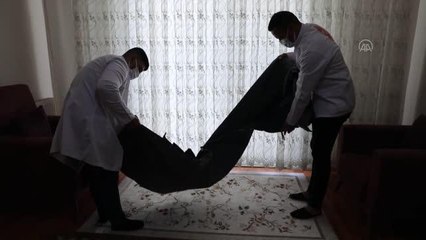 Engelli kadına ortopedik yatak desteği