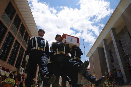 Son dakika 3. sayfa: Şehit annesinin tabut başındaki sözleri duygulandırdı: Yavrum beni de götür