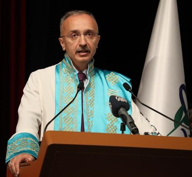 Recep Tayyip Erdoğan Üniversitesinde mezuniyet töreni düzenlendi
