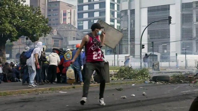 Manifestantes tentam invadir Congresso do Equador