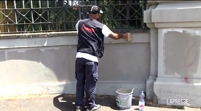 Roma, cancellate le scritte no-vax all'ospedale Spallanzani