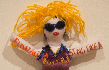 Une femme accueille un bébé avec un mari poupée de chiffon