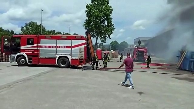Babrerino, incendio in un container dei rifiuti: l'intervento dei vigili del fuoco