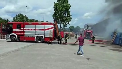 Descargar video: Barberino, incendio in un container dei rifiuti: l'intervento dei vigili del fuoco