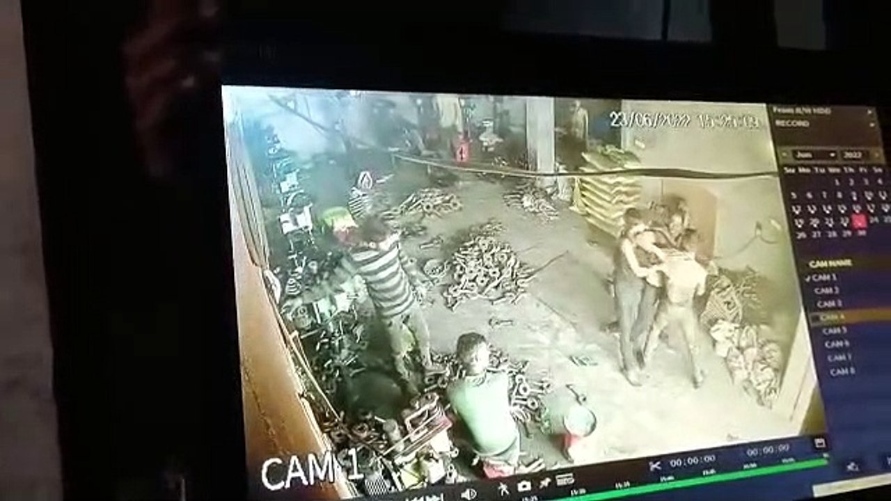 सावधान: यह वीडियो आपको विचलित कर सकता है, जयपुर में दोस्त ने ही दोस्त की पीट—पीट कर निकाली जान