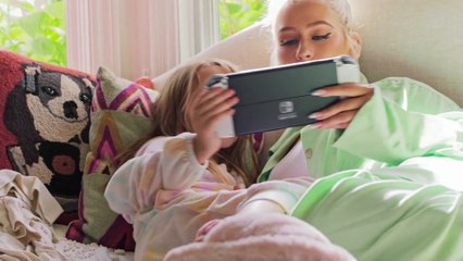 Im neuen Legenden: Arceus-Trailer fängt Christina Aguilera Pokémon