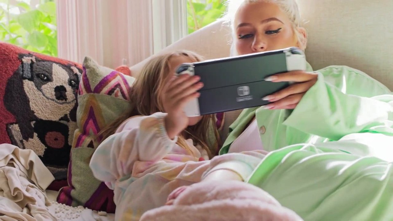 Im neuen Legenden: Arceus-Trailer fängt Christina Aguilera Pokémon