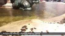 Fontana del Nettuno, l'acqua tracima dalla vasca