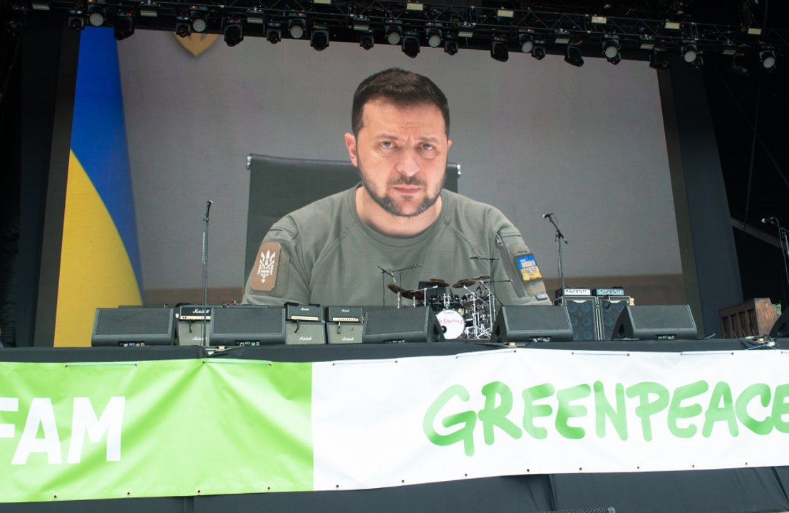 Volodymyr Zelenskyy delivers powerful message to Glastonbury festival-goers