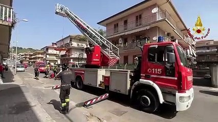 I vigili del fuoco in aiuto di una persona sovrappeso
