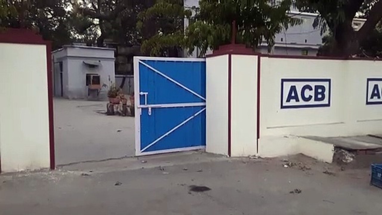 एसीबी कर रही नायब तहसीलदार की तलाश, हाजिरी कर भ...