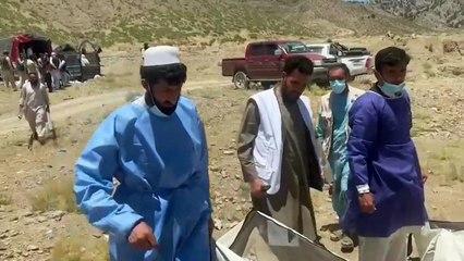 Afeganistão começa a receber ajuda após terremoto