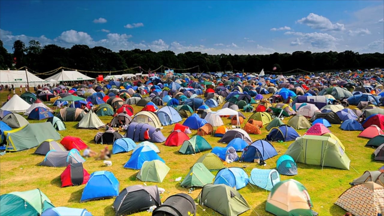 Festivalmitarbeiter von baggerfahrer im müll entsorgt