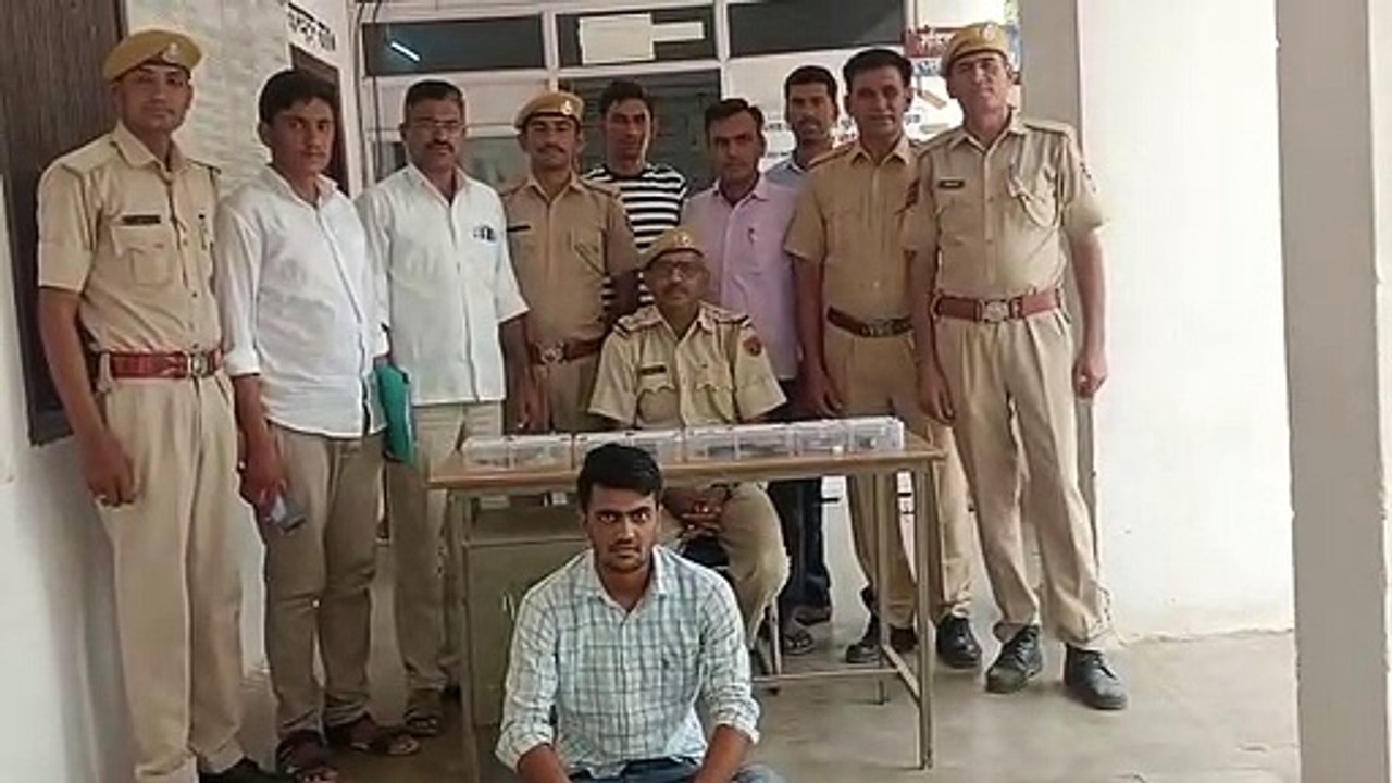 अवैध हथियारों की खेप पकड़ी, 3 पिस्टल, 1 देसी कट...