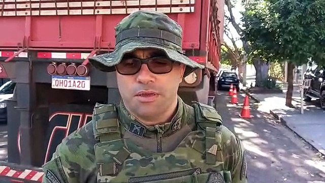 BPFRON de Umuarama apreende caminhão com carga de cigarros contrabandeados
