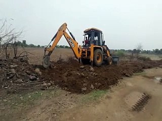 gravel road: अपने खाते के खेतों से मिट्टी उठवाकर ग्रेवल सड़क बनवाई-video