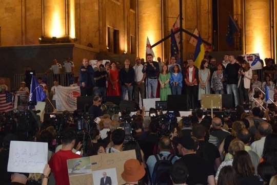 Gürcistan'da halk, AB'den aday ülke statüsü alamayan hükümeti protesto etti