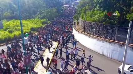 Meksika'da 4 bin kişilik göçmen kafilesi yola çıktı