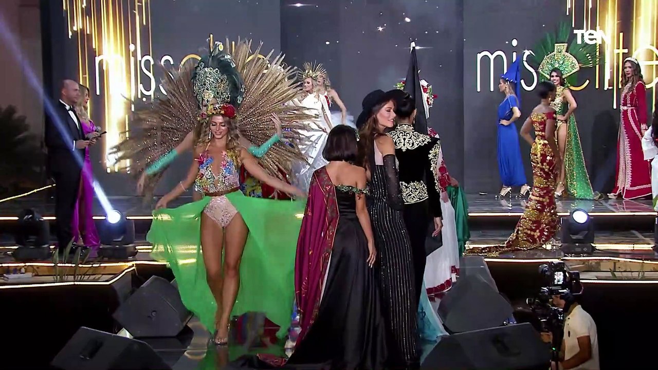 ازياء قد تراها لأول مرة... شاهد لحظة دخول المتسابقات في مسابقة ميس ايليت بالزي الرسمي لبلادهم