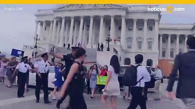 mujeres demócratas de la Cámara marchan hacia la Corte Suprema, cantando: Confiamos en las mujeres, no volveremos luego de la anulación de Roe vs. Wade.