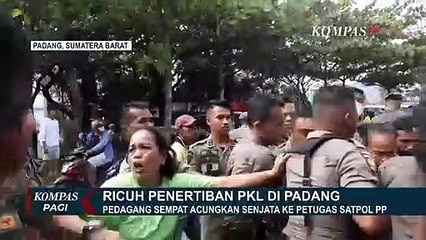 Скачать видео: Kericuhan Mewarnai Penertiban PKL di Pantai Padang, Petugas Satpol PP Sempat Diancam Senjata Tajam!