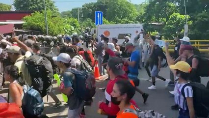 Caravana migrante encabezada por venezolanos parte desde sur de México