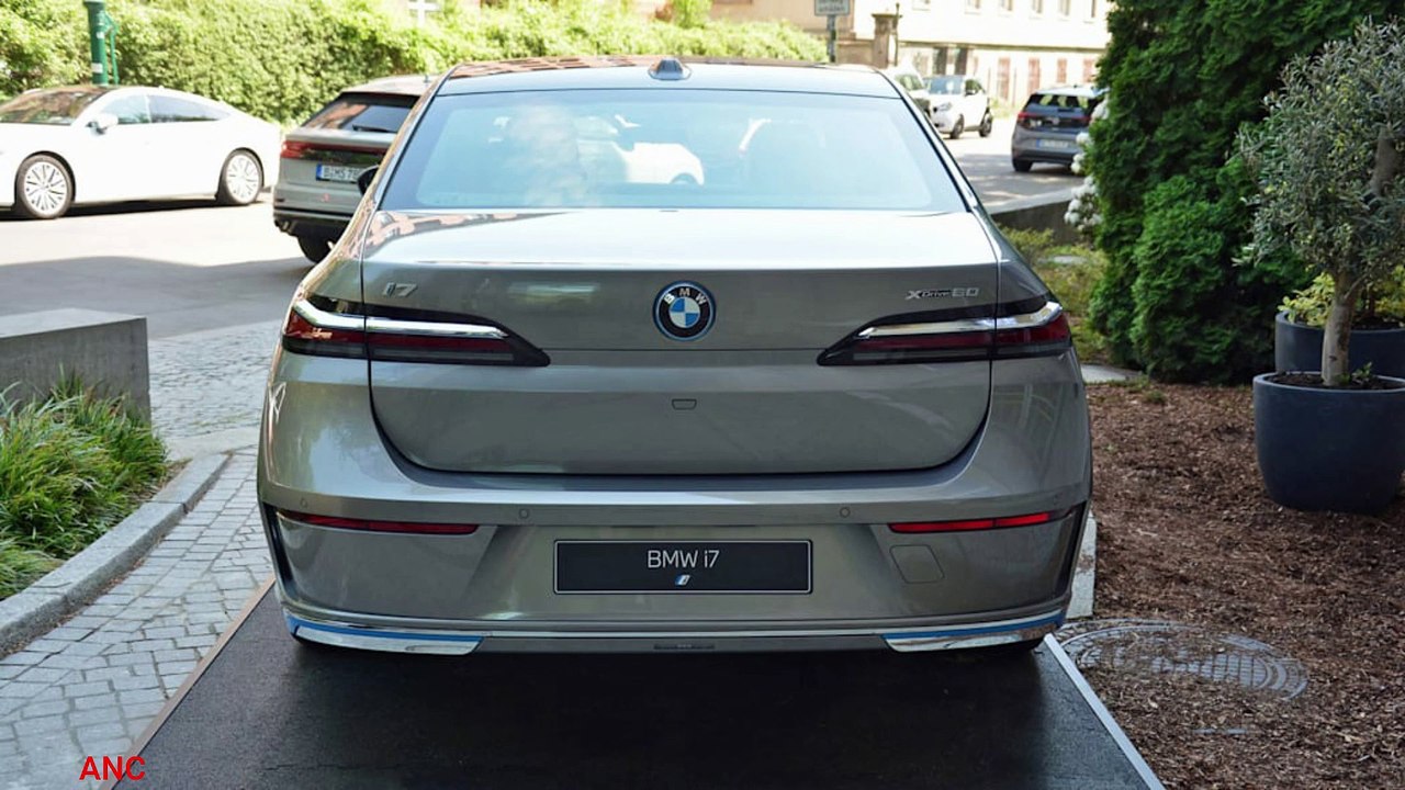 BMW EXPLAINS WHY i7  and 7 SERIES