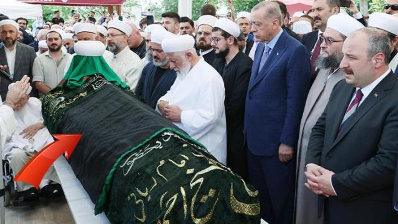 Mahmut Ustaosmanoğlu'nun tabutunun üzerindeki siyah örtünün sırrı çözüldü! Kabe'den getirilmiş