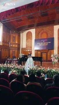 Khi thi tốt nghiệp và có chồng là giảng viên thanh nhạc ngồi dưới