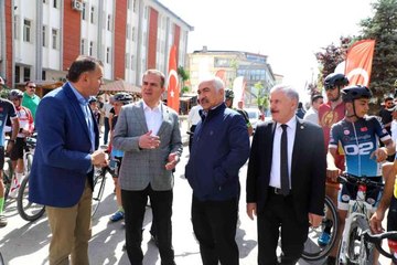 Bakan Yardımcısı Ersoy, ödüllü bisiklet yarışmasının startını verdi