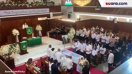 Keluarga Gelar Ibadah Tutup Peti untuk Mendiang Rima Melati Sebelum Jenazah Dimakamkan
