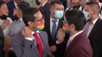 Decenas de parejas LGTBi se casan en una boda masiva en Ciudad de México