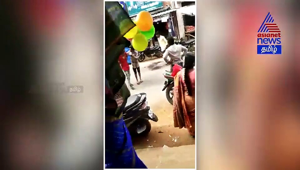 ரவுண்ட் கட்டி பகையைத் தீர்த்த நண்பர்கள்.. அலறும் பொதுமக்கள்..! பரபரப்பு வீடியோ காட்சி