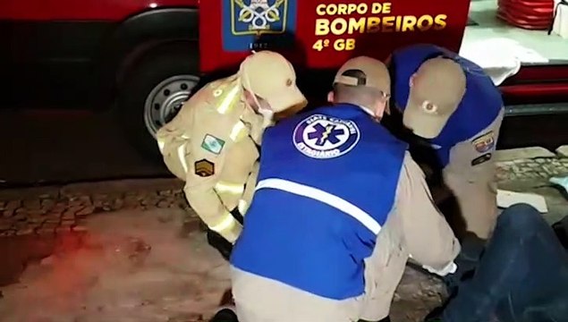 Homem sofre fratura na perna ao cair na calçada no Centro