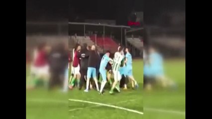 Bu nasıl maç? Futbolcular birbirine girdi, polis biber gazı sıktı
