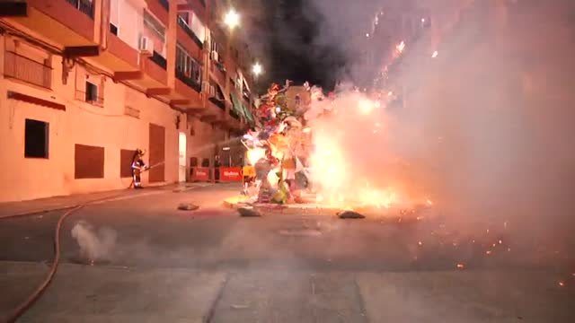 El fuego ocupa su lugar y consume las hogueras de Alicante en una noche muy especial
