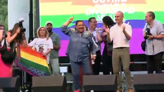 Melanie Olivares aplaude la salida del armario de María del Monte