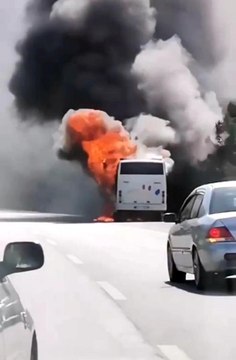 D-100'de korku dolu anlar! Seyir halindeki işçi servisi alev topuna döndü